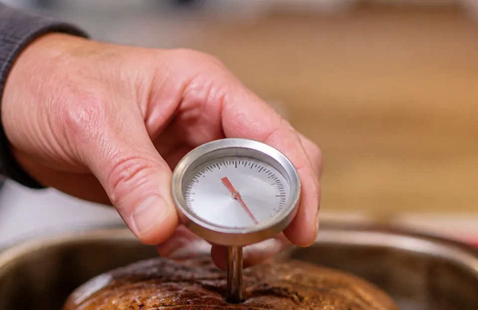 How analog dial thermometers detect heat